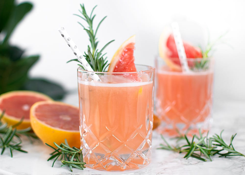 Pink Grape & Gin Cocktail med rosmarin